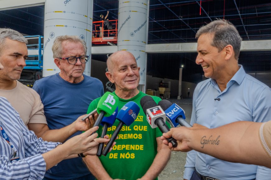 Prefeito Adriano Ramos acompanha obras de nova loja em Paranaguá