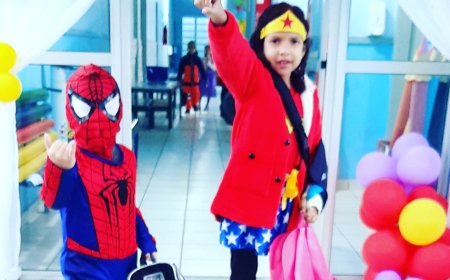 Vestidos de Homem Aranha e Mulher Maravilha, dois pequenos parnanguaras ajudam o Rio Grande do Sul