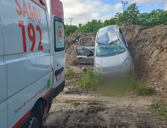 Livramento: Pai e filho saem ilesos, após veículo capotar na BR-277