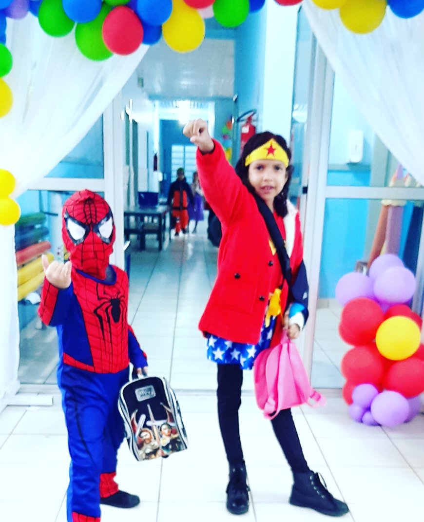 Vestidos de Homem Aranha e Mulher Maravilha, dois pequenos parnanguaras ajudam o Rio Grande do Sul