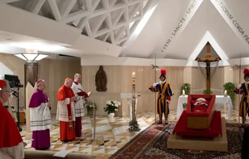 Vaticano divulga primeiras imagens do Papa no caixão; veja