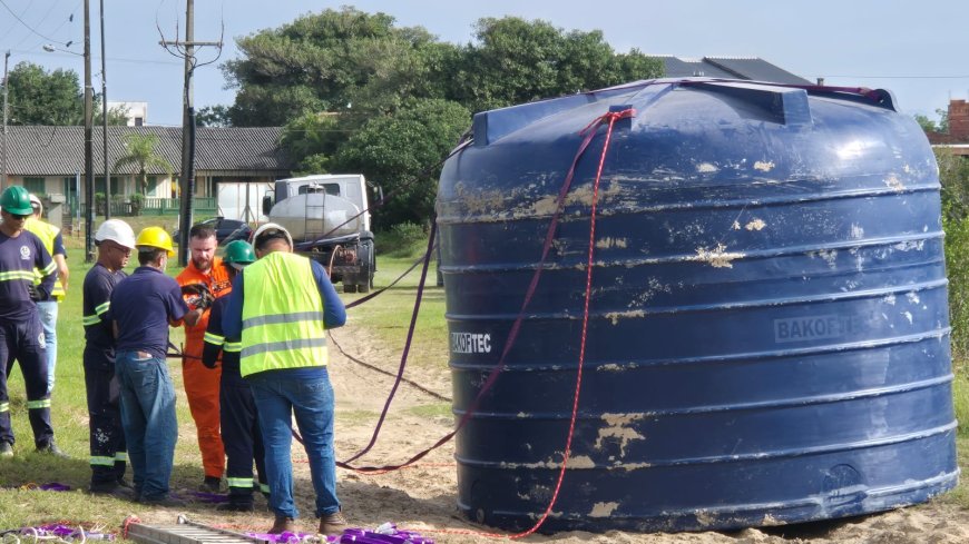 Paranaguá Saneamento realiza operação com transporte aéreo de reservatórios para reforçar abastecimento de água na Ilha do Mel