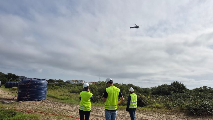 Paranaguá Saneamento realiza operação com transporte aéreo de reservatórios para reforçar abastecimento de água na Ilha do Mel