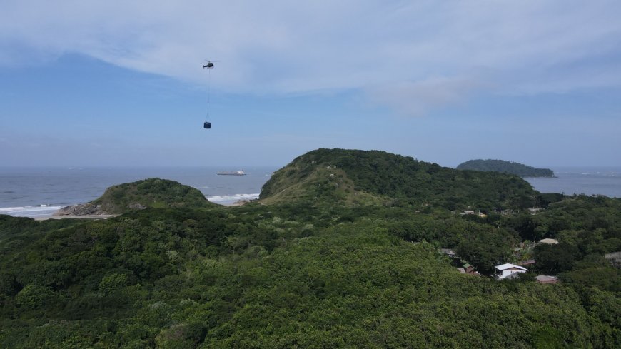 Paranaguá Saneamento realiza operação com transporte aéreo de reservatórios para reforçar abastecimento de água na Ilha do Mel