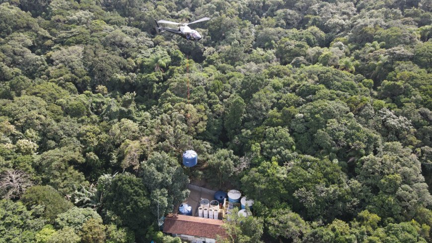 Paranaguá Saneamento realiza operação com transporte aéreo de reservatórios para reforçar abastecimento de água na Ilha do Mel