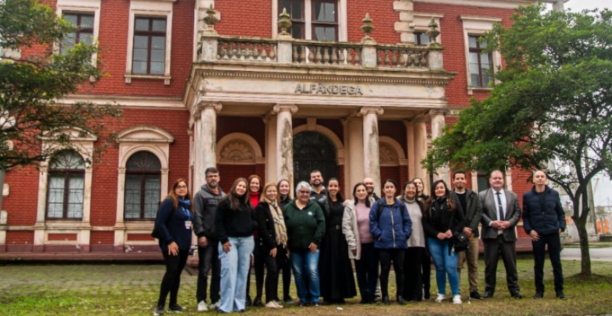 Prédio da antiga Alfândega de Paranaguá recebe visita técnica da Escola de Formação de Turismo