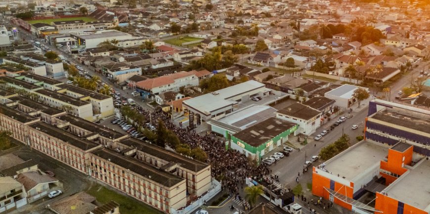 Marcha para Jesus reúne multidão de fiéis encerra aniversário de Paranaguá com show de Eyshila