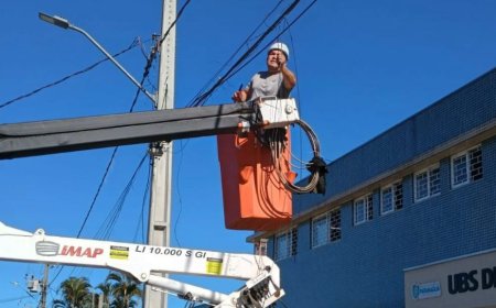 Prefeitura de Paranaguá intensifica retirada de fios soltos em postes para melhorar segurança e visual urbano