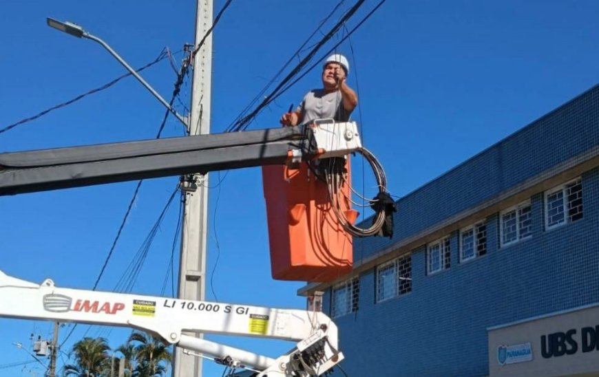Prefeitura de Paranaguá intensifica retirada de fios soltos em postes para melhorar segurança e visual urbano