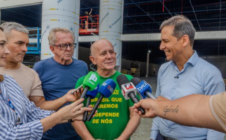 Prefeito Adriano Ramos acompanha obras de nova loja em Paranaguá