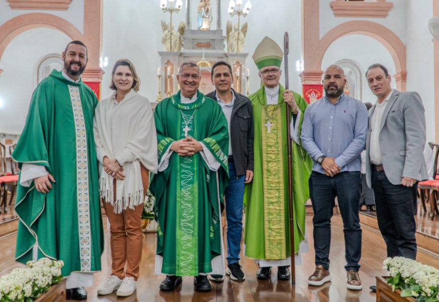 Prefeito Adriano Ramos e vice-prefeita Fabiana Parro participam da celebração de posse do novo bispo de Paranaguá