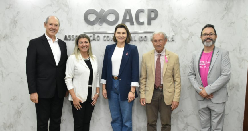 Prefeitura de Paranaguá reforça prevenção do câncer de mama com palestra da vice-prefeita Fabiana Parro em evento do Outubro Rosa