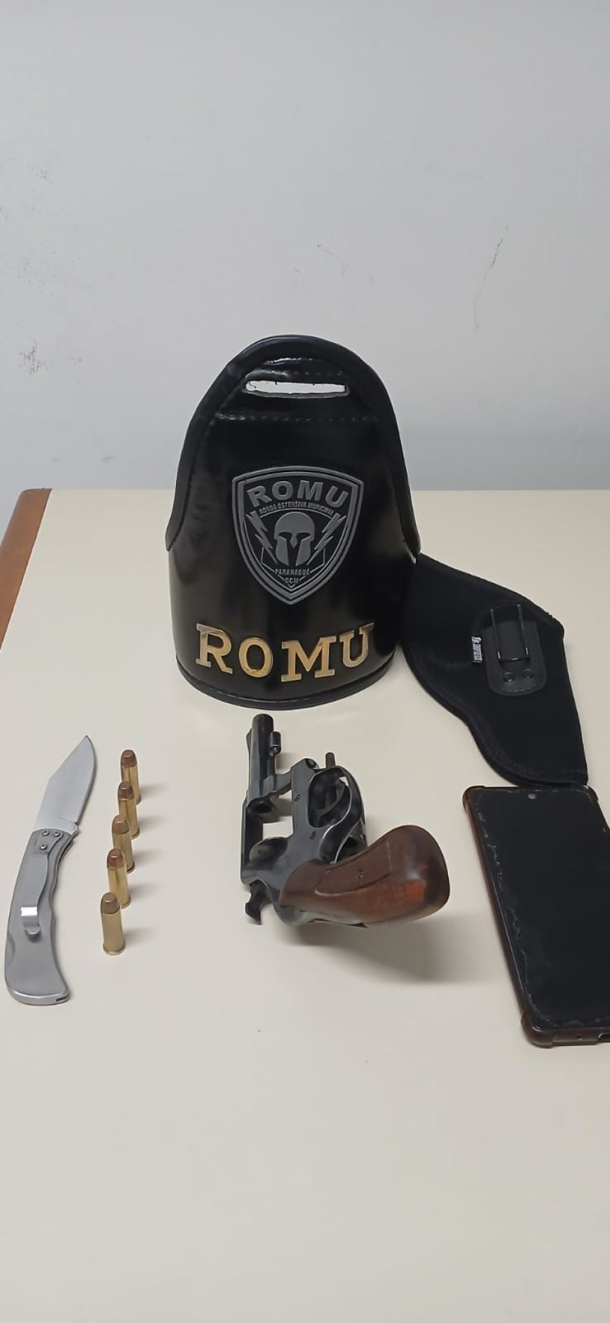 ROMU prende homem que pilotava moto sem habilitação e carregava revólver municiado