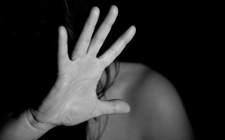 Mulher dá entrada no Hospital Regional com faca cravada no pescoço