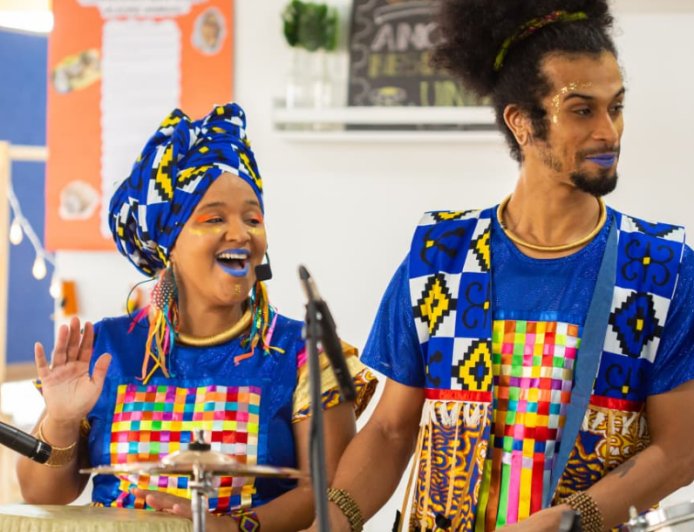CMEIs do Litoral recebem espetáculo que aproxima crianças da ancestralidade afroindígena