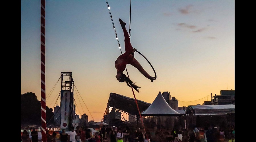 Circo itinerante é atração no litoral