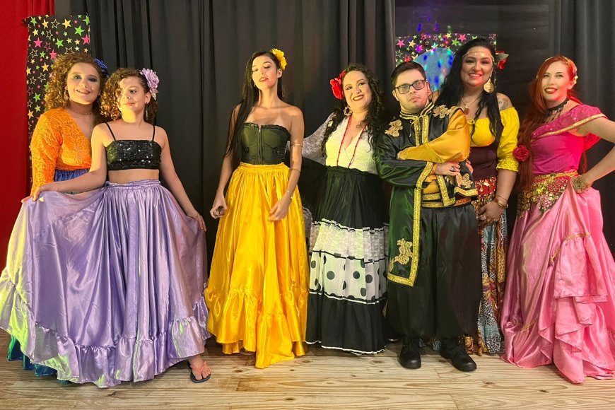 Estúdio de dança realiza evento em comemoração ao mês dos povos ciganos