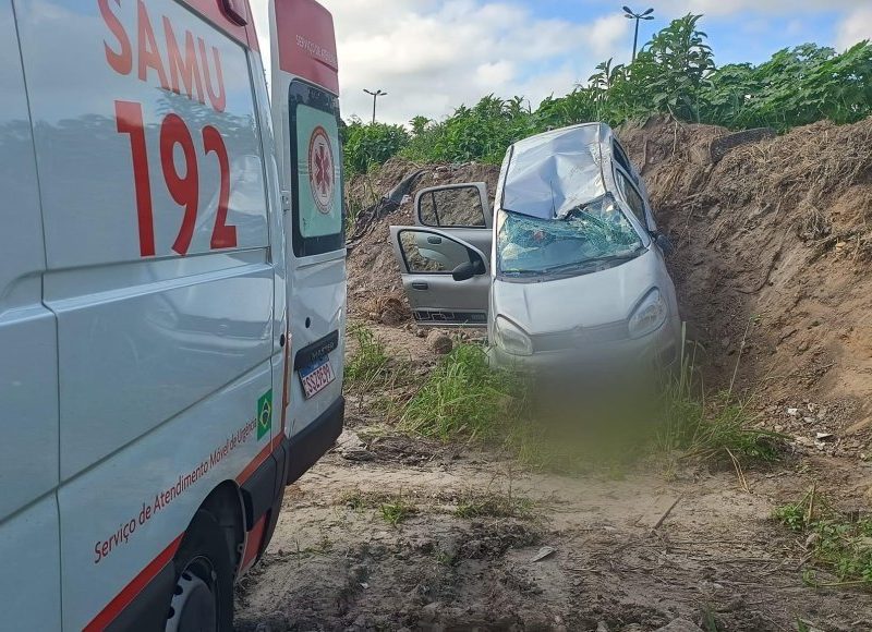 Livramento: Pai e filho saem ilesos, após veículo capotar na BR-277