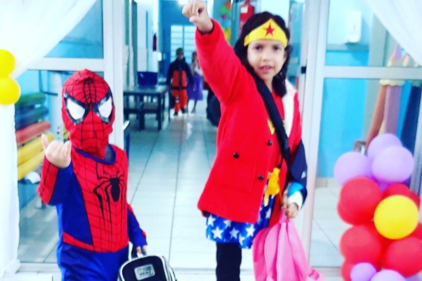 Vestidos de Homem Aranha e Mulher Maravilha, dois pequenos parnanguaras ajudam o Rio Grande do Sul