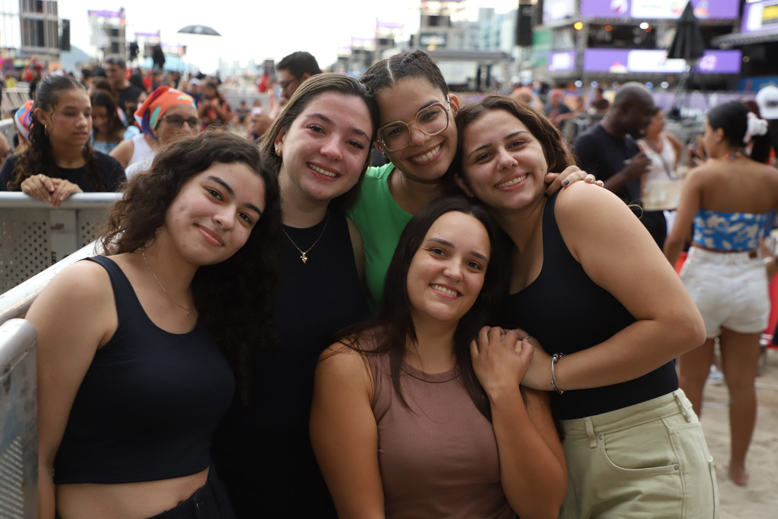 Ônibus, carro e avião: fãs chegam mais de 30 horas antes do show de Ana Castela no Verão Maior