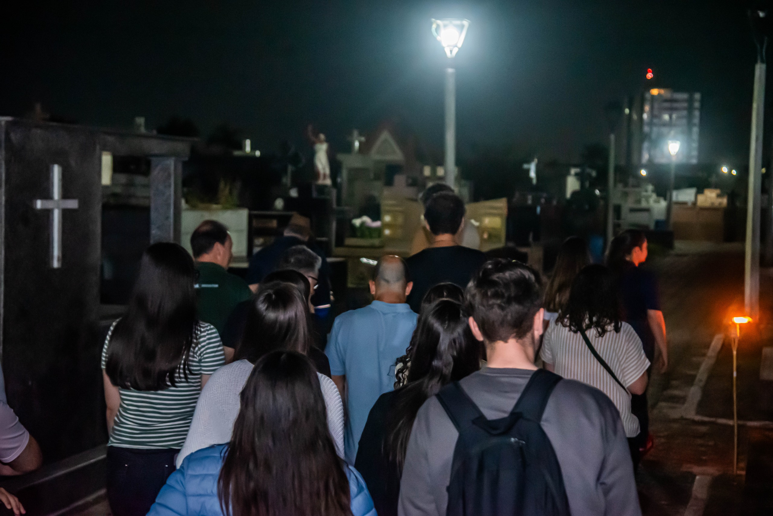 Roteiro dos Imortais apresenta história de Paranaguá em visita noturna ao Cemitério Municipal