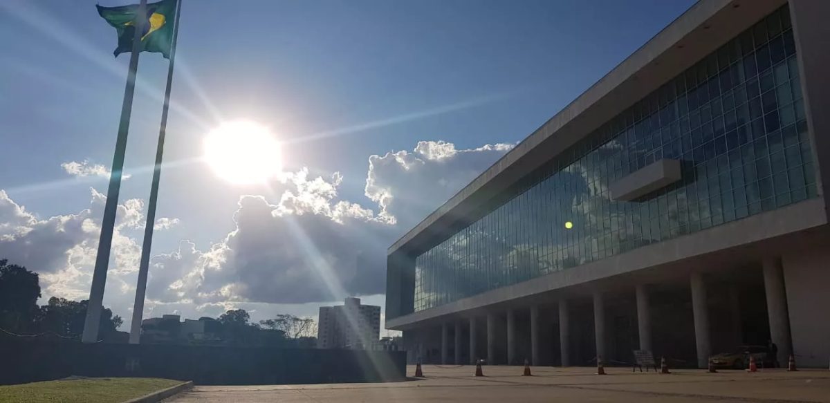 A uma semana do 1º turno, candidatos ao governo do Paraná reforçam campanha em eventos públicos