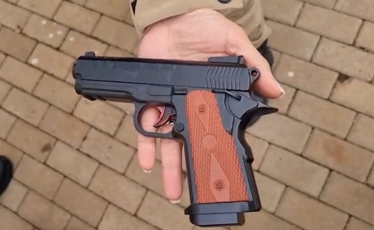 Adolescente é apreendido por porte de arma falsa em escola de Cascavel