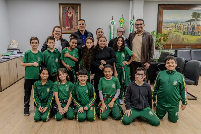 Alunos visitam Prefeitura de Paranaguá e aprendem sobre cidadania