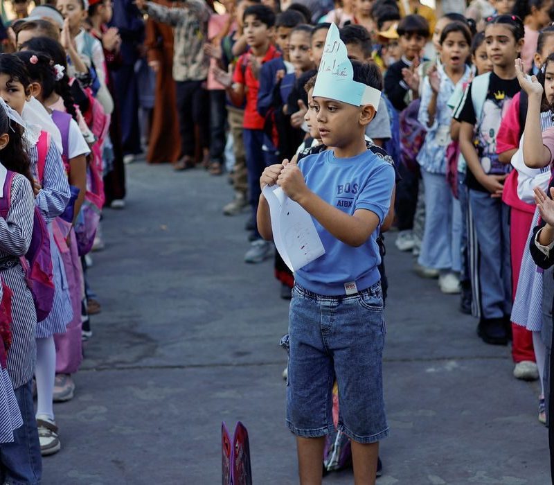 Crianças palestinas voltam às aulas em tendas após três anos de guerra