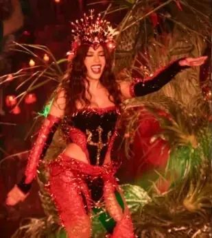 Anitta nega boatos sobre exigência de brilho em sua coroação na Grande Rio