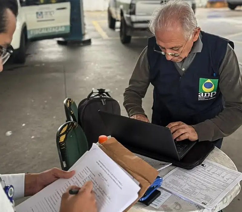 Anp multa distribuidoras em r$ 200 mi por preço abusivo de combustíveis