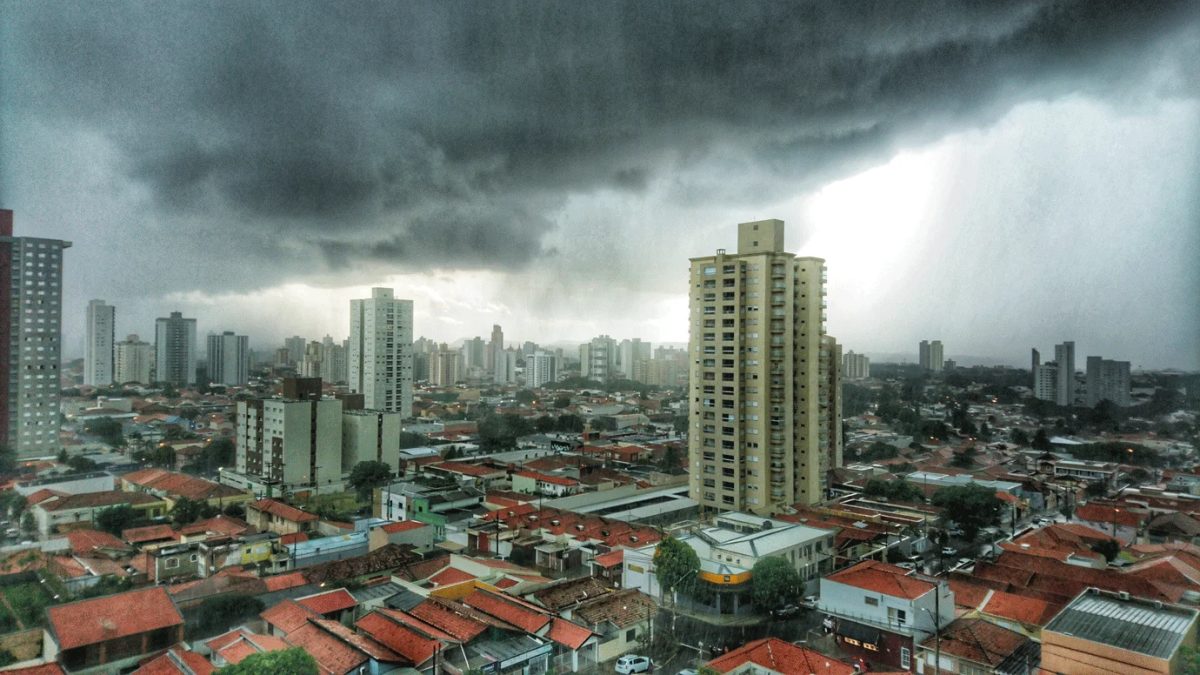 Após ‘tsunami meteorológico’ em Santa Catarina, o que esperar do clima em SP nesta semana?
