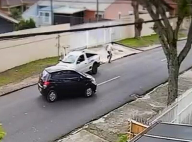Câmera flagra homem escapando de atentado a tiros em Curitiba