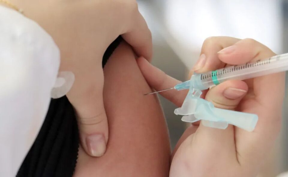 Atenção ao prazo! Londrina libera temporariamente vacinação contra meningite para jovens de até 24 anos; saiba mais