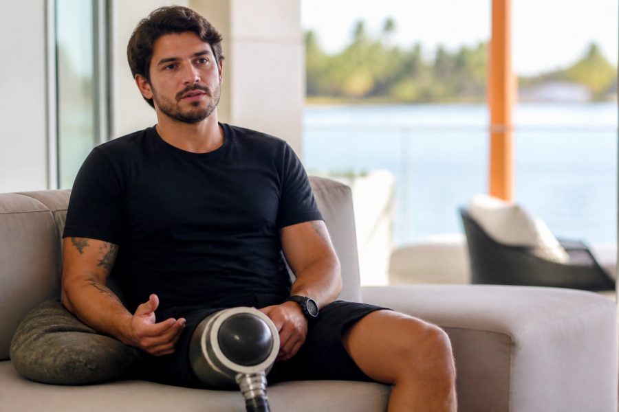 Ex-participante de reality processa produtores após perder perna em acidente