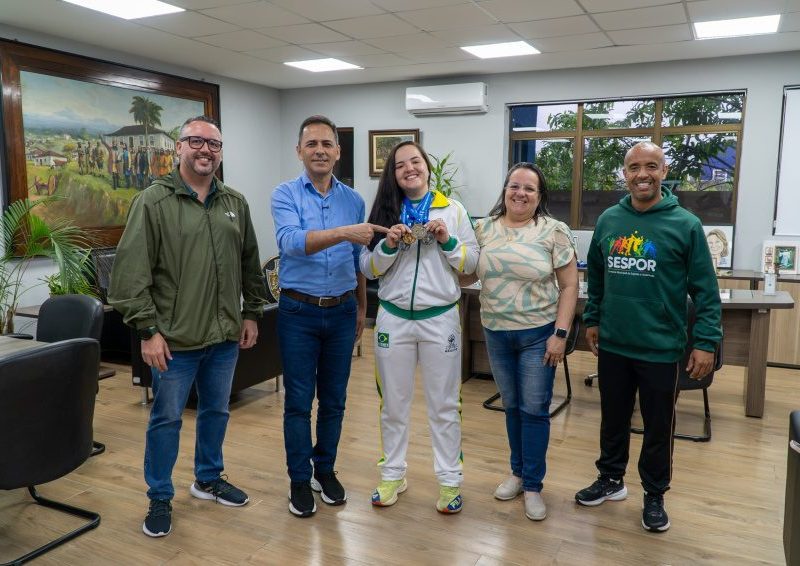 Carateca de Paranaguá exibe quatro medalhas conquistadas em torneio na Colômbia