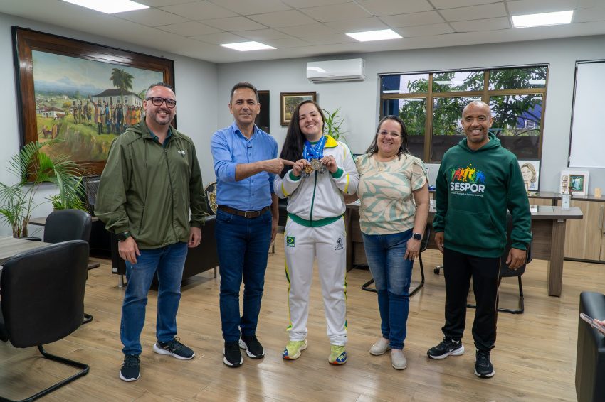 Atleta de karatê visita Prefeitura e apresenta medalhas conquistadas em competição na Colômbia