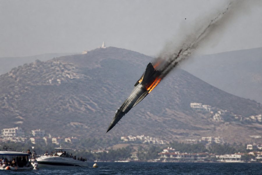 Caça F-4 grego despenca durante exibição aérea perto de Atenas