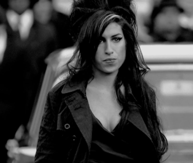Banda de Amy Winehouse anuncia show histórico de 20 anos de Back to Black