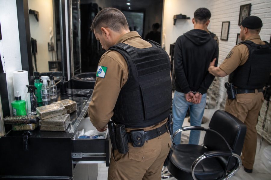Polícia Militar apreende maconha em barbearia e jovem é detido