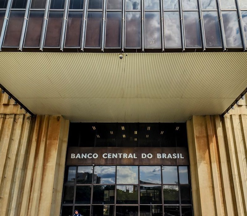Banco central reduz para 1,8% projeção do pib e mantém inflação em 5,2%