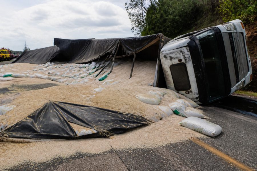 Tragédia na BR-369: bebê de sete meses morre após carreta tombar