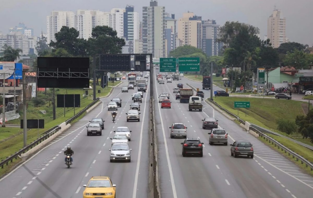 BR-476 tem erosões e quedas de barreira em vários pontos no Paraná nesta segunda (21)