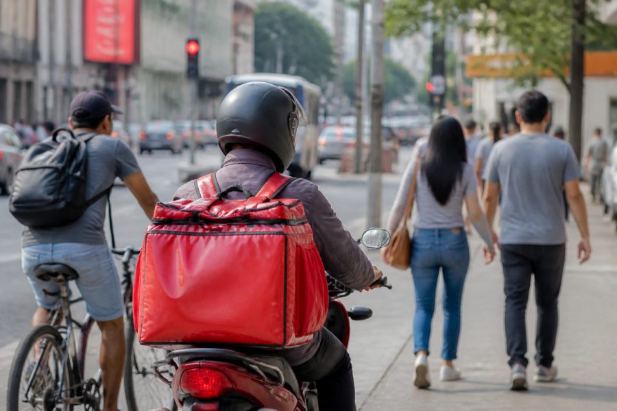 Cerca de 2 milhões de brasileiros trabalham em aplicativos em 2025