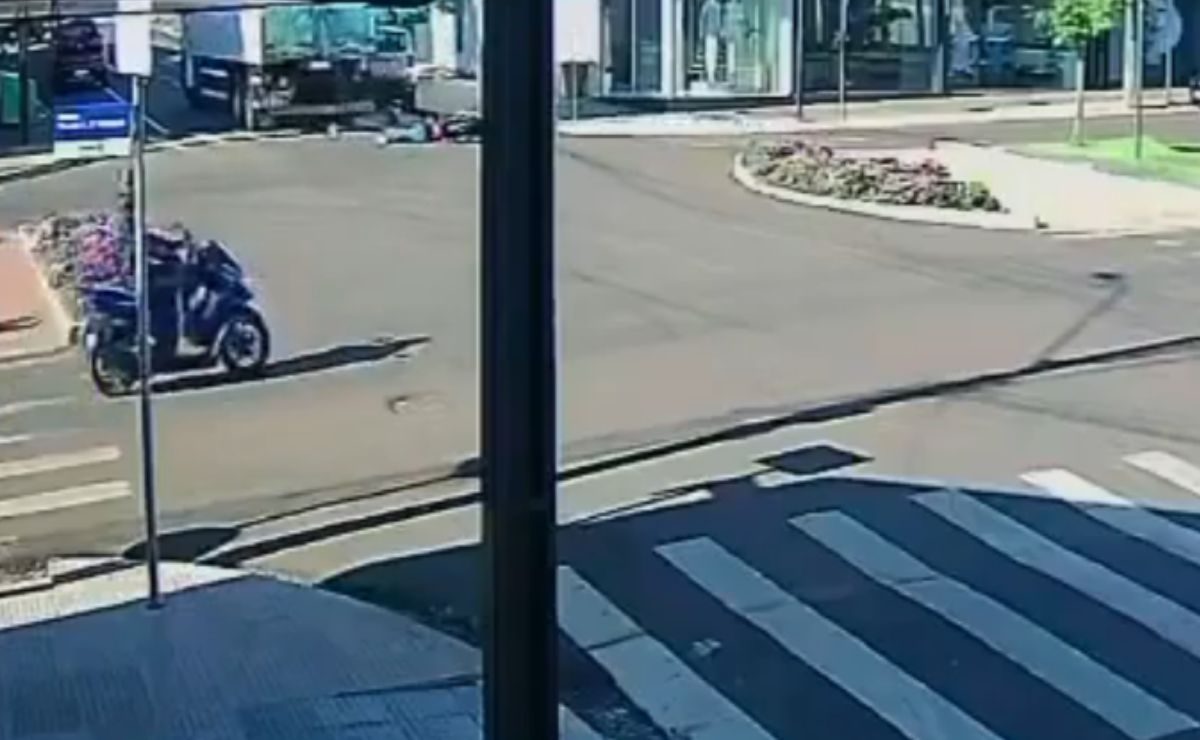 Caminhão atropela motociclista e mobiliza helicóptero no Paraná