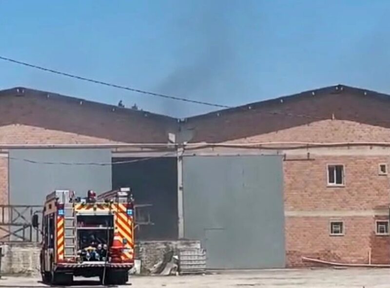 Caminhão novo é destruído pelo fogo durante manutenção em Pinhais