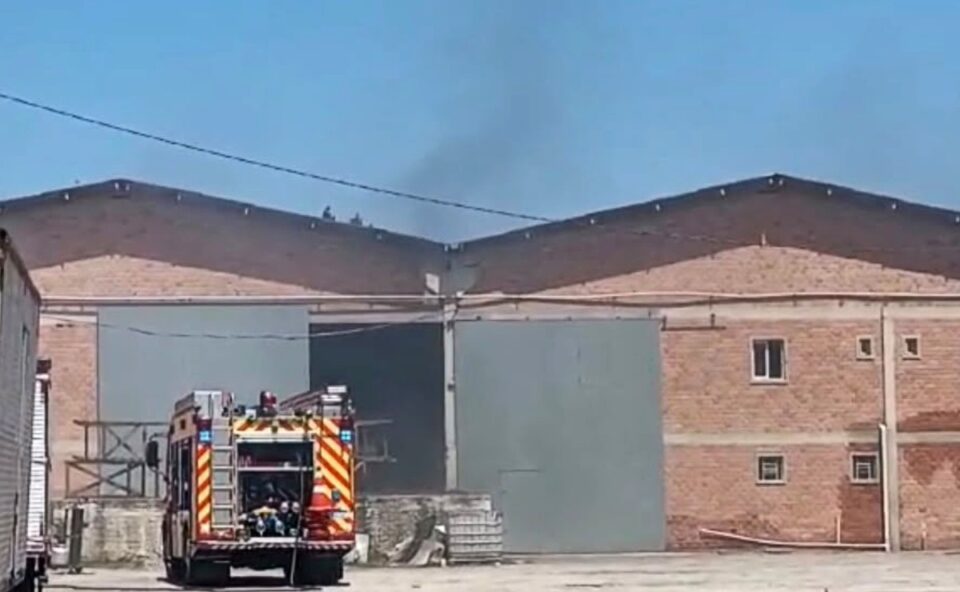 Caminhão pega fogo durante manutenção e fica destruído dentro de barracão em Pinhais: “Perda total”, diz bombeiro