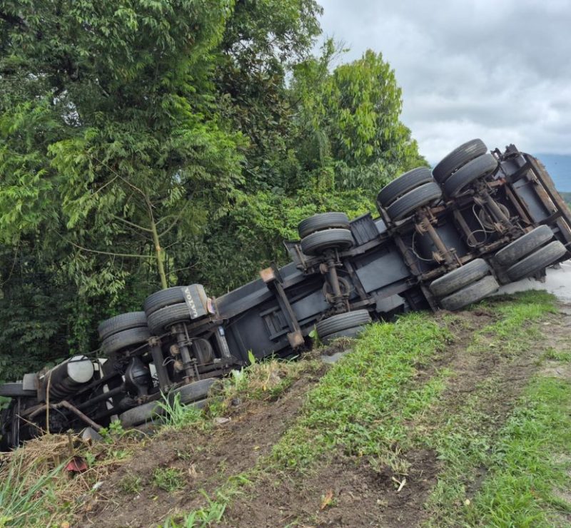 Caminhão tomba na BR-277 após colidir com ônibus da Unespar