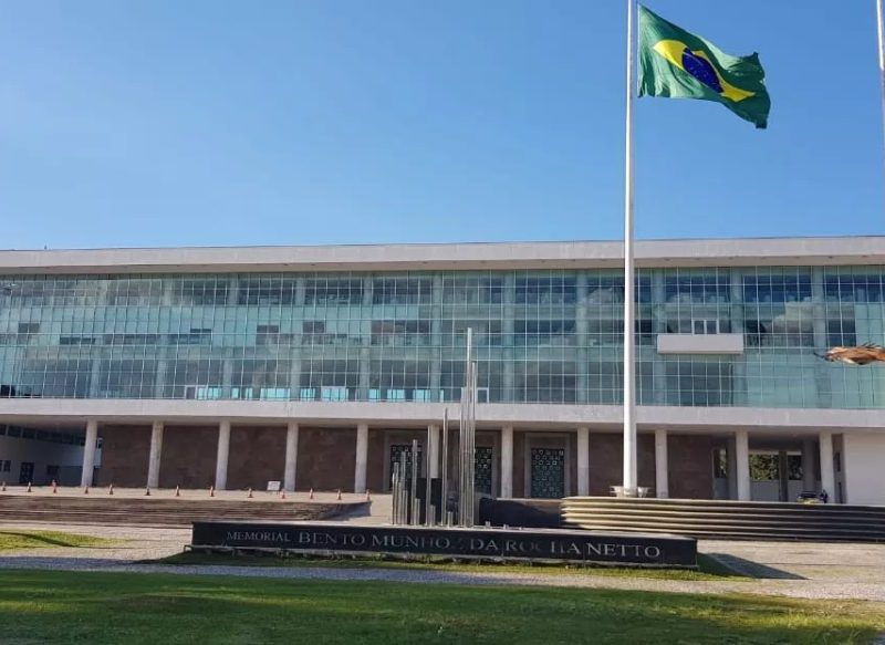 Candidatos ao governo do Paraná concedem entrevistas, encontram empresários e sindicalistas