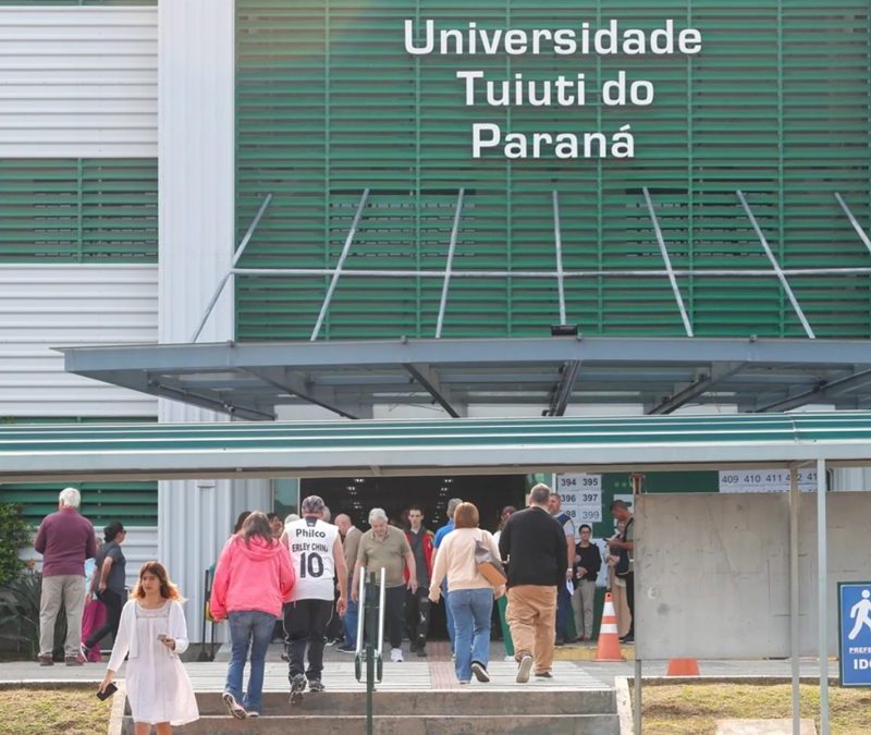 Feira de profissões em Curitiba usa cena de crime e robôs para orientar jovens